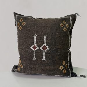 כרית סברה חומה - עיטורים צהוב אדום