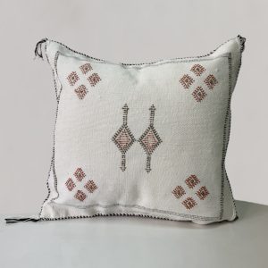 כרית סברה לבנה מעוטרת