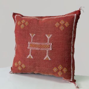 כרית סברה אדומה עיטורים צהובים