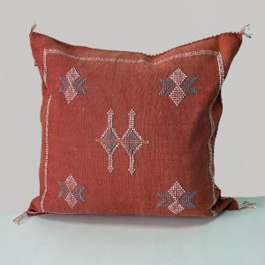 כרית סברה אדומה מעוטרת