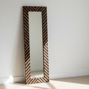 מראת רזין בשילוב עץ - פסים חום כהה