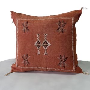 כרית סברה חמרה עיטורים כהים