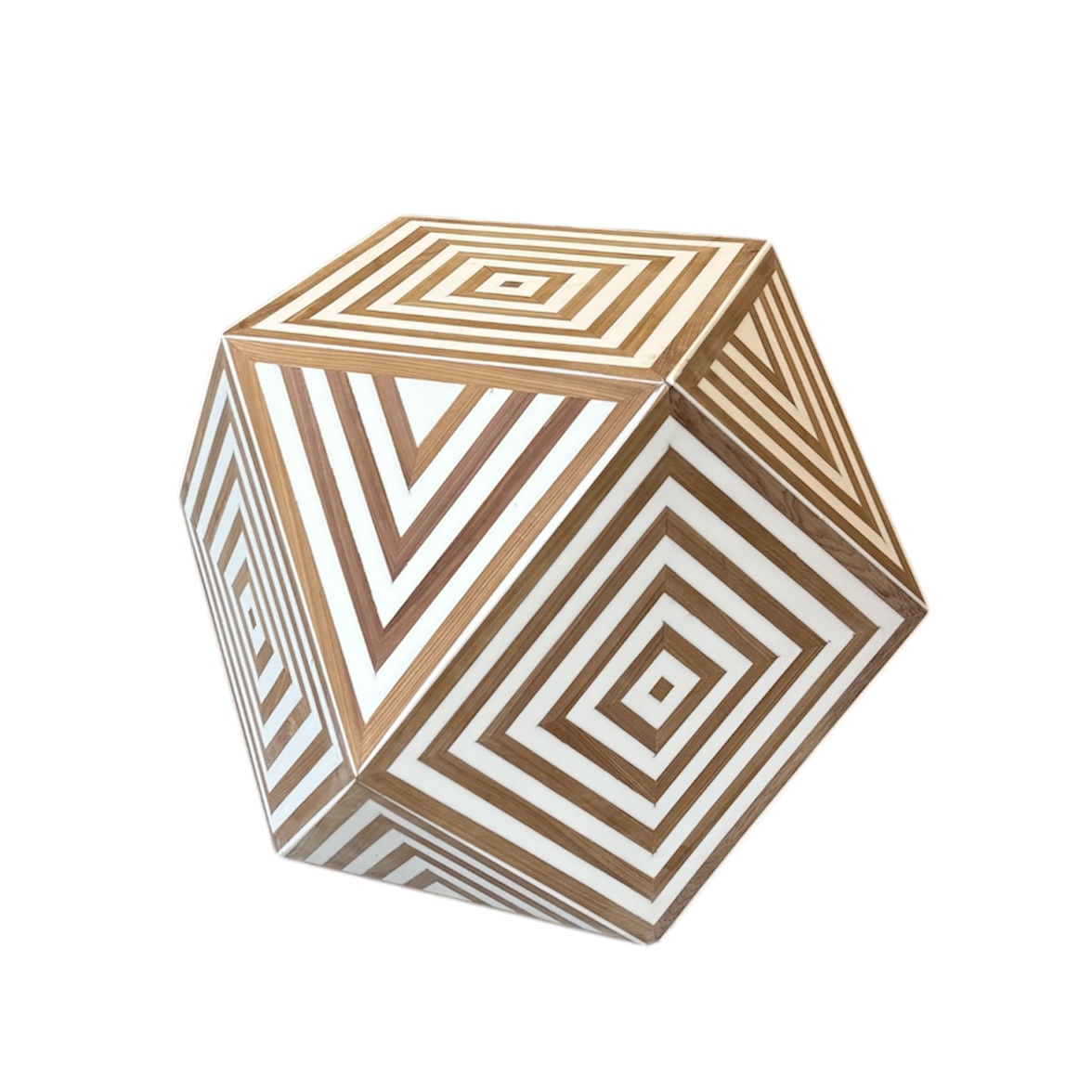 שולחן צד גאומטרי משובץ שרף ועץ - חום אגוז