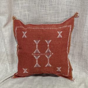 כרית סברה אדומה עיטורים תכלת