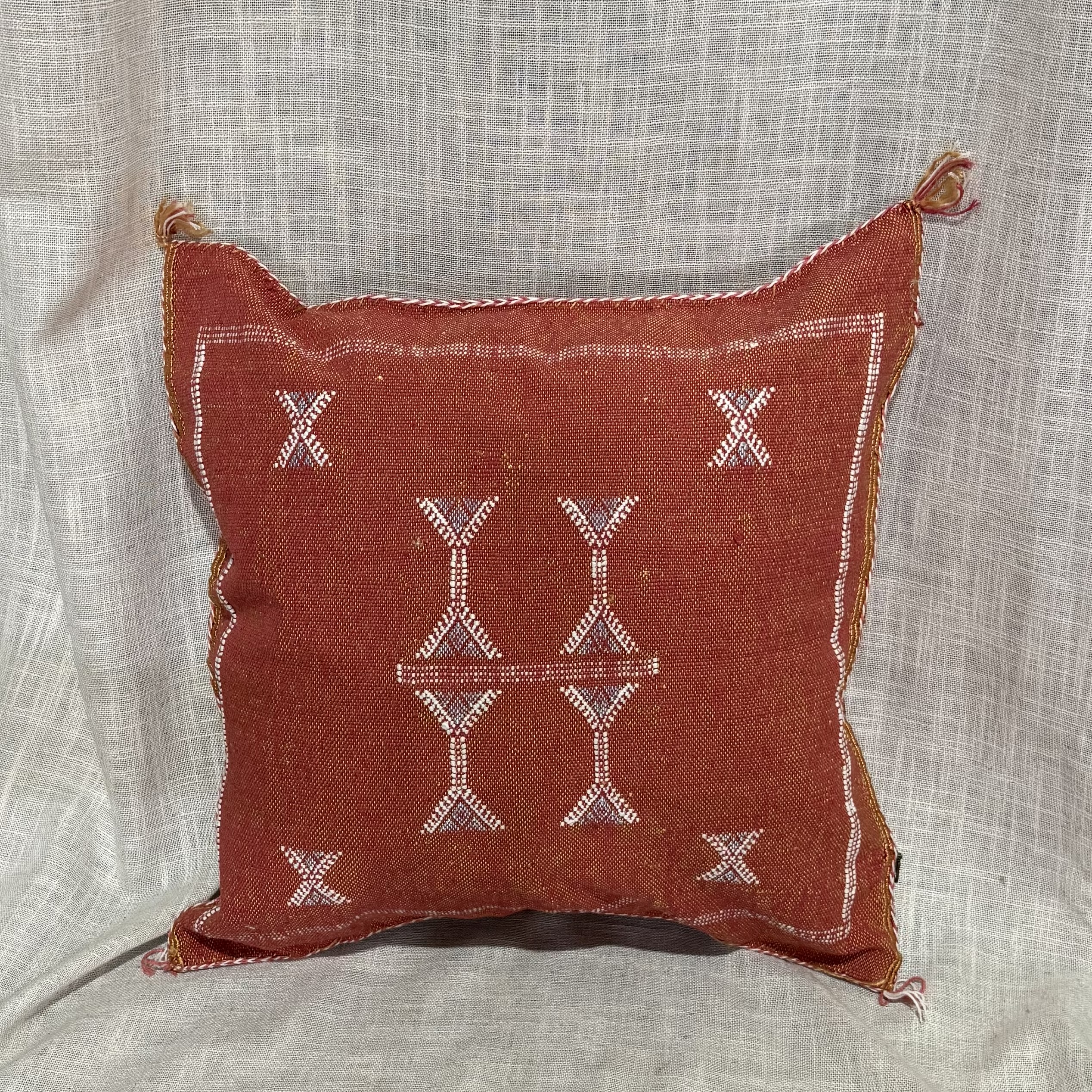 כרית סברה אדומה עיטורים תכלת