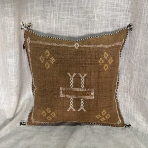 כרית סברה חומה מעוטרת