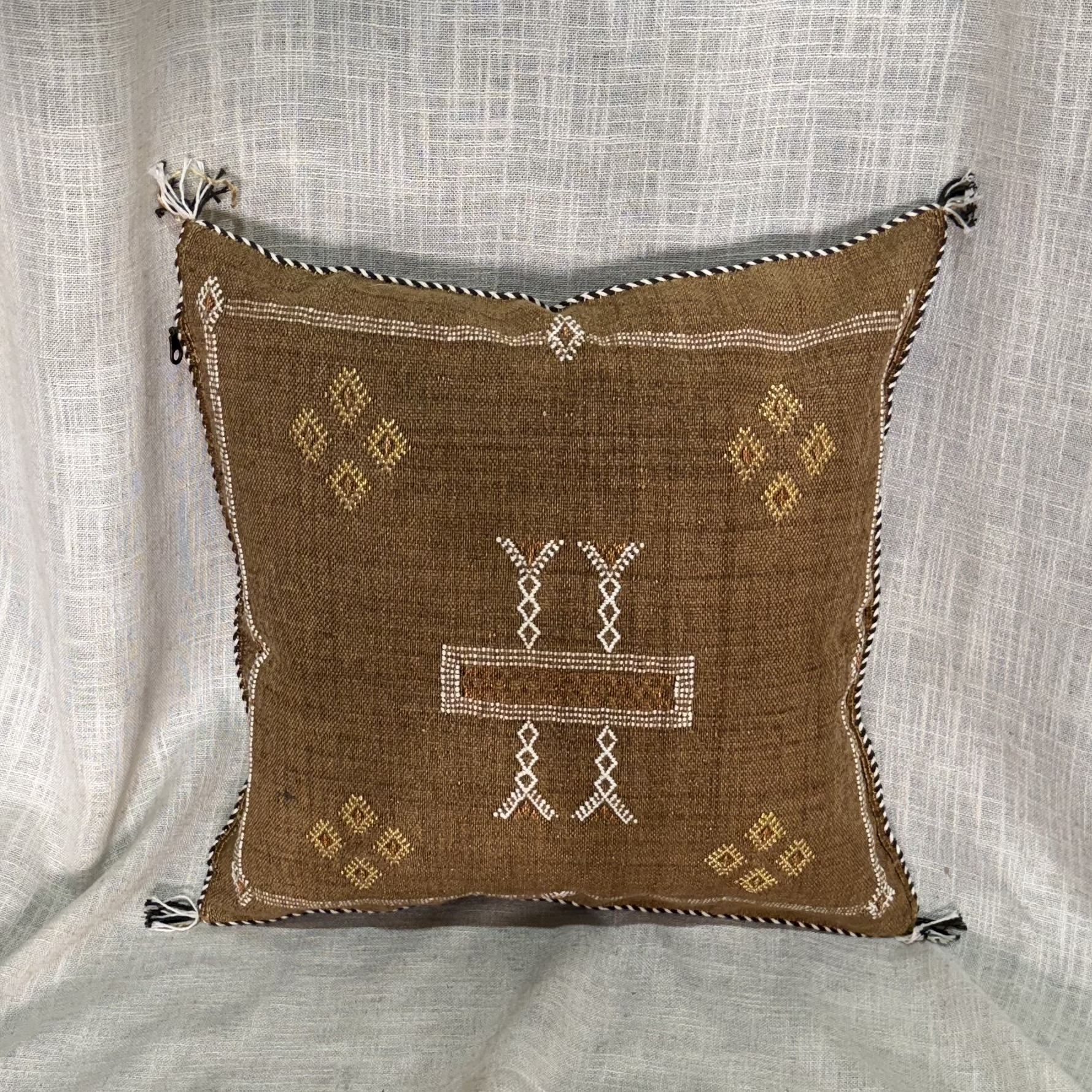 כרית סברה חומה מעוטרת