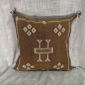 כרית סברה חומה מעוטרת