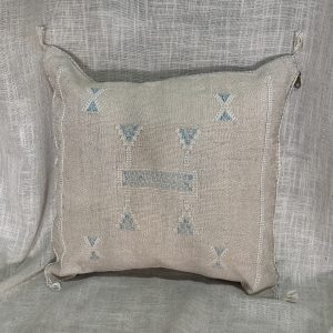 כרית סברה עיטורים תכלת