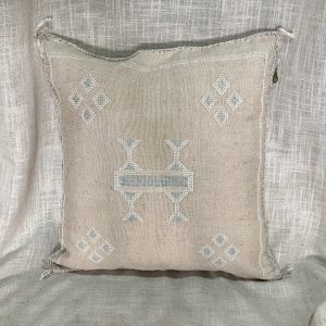 כרית סברה מעוטרת תכלת