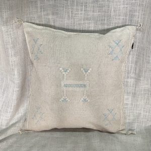 כרית סברה מעוטרת תכלת