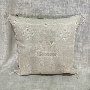 כרית סברה מעוטרת ורוד