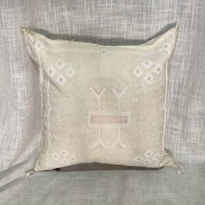 כרית סברה מעוטרת ורוד