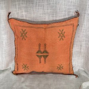 כרית סברה כתומה עיטורים ירוק