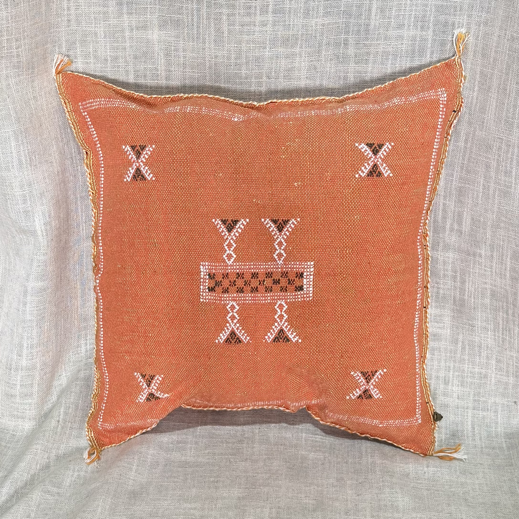 כרית סברה כתומה מעוטרת