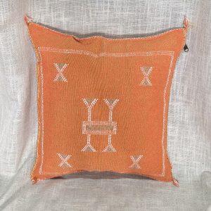 כרית סברה כתומה עיטורים טורקיז