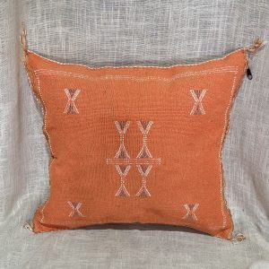 כרית סברה כתומה מעוטרת כחול