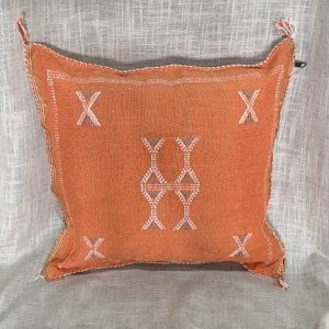 כרית סברה כתומה מעוטרת