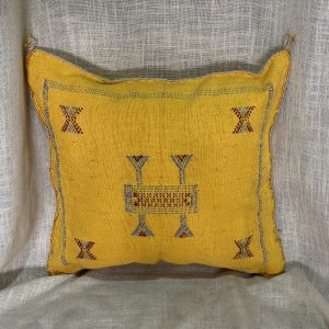 כרית סברה צהוב עיטורים תכלת