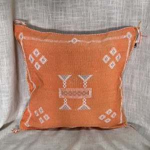 כרית סברה כתומה מעוטרת