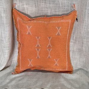 כרית סברה כתומה מעוטרת