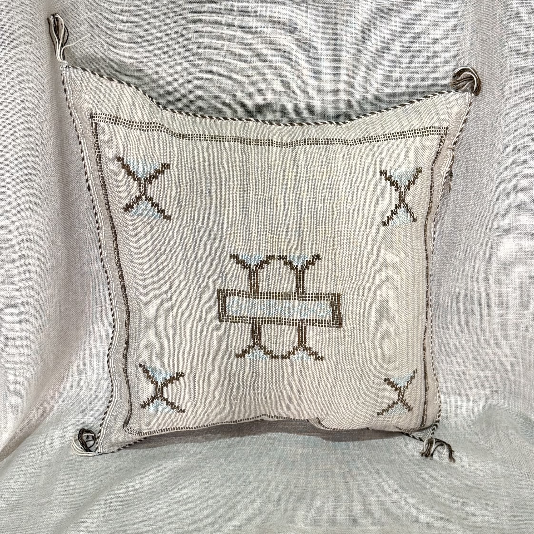 כרית סברה מעוטרת חום כהה