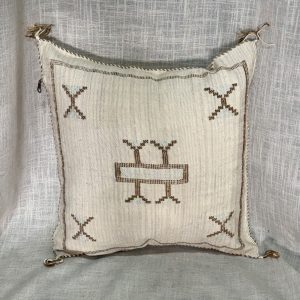 כרית סברה מעוטרת חום ותכלת