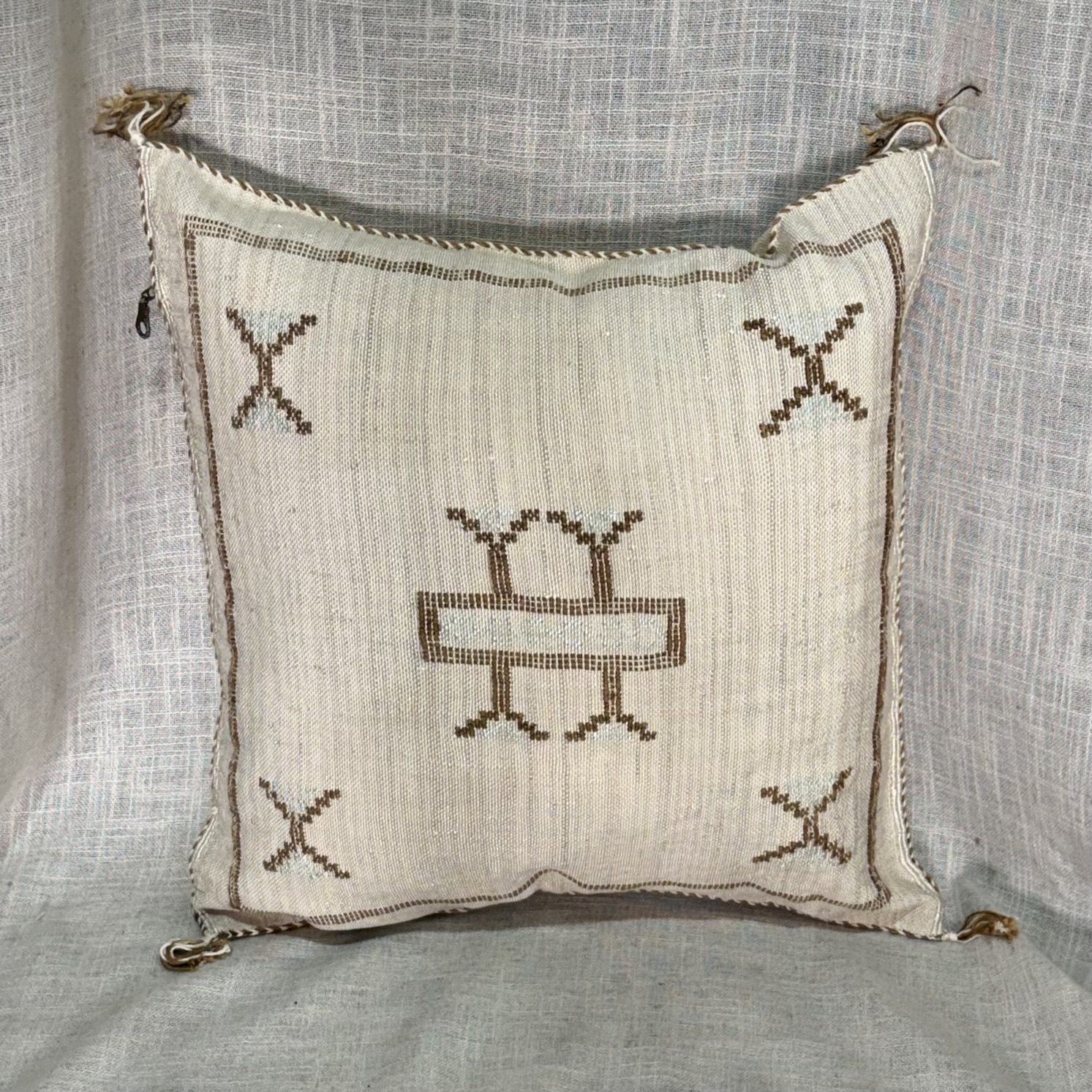 כרית סברה מעוטרת חום ותכלת