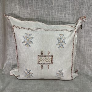 כרית סברה לבנה מעוטרת