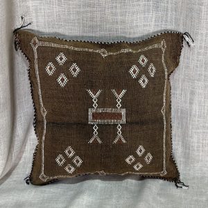 כרית סברה חומה עיטורים אדומים