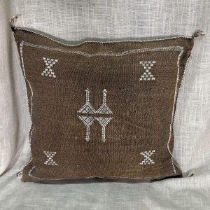 כרית סברה חומה עיטורים לבנים