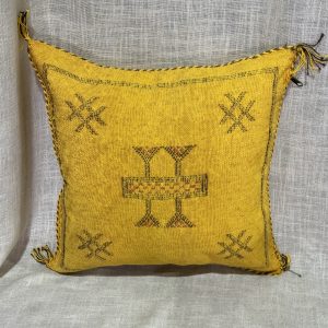 כרית סברה צהובה מעוטרת